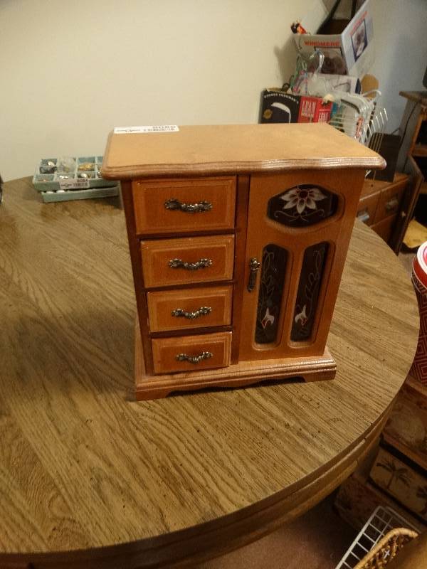 lot 8086 image: Jewelry box with costume jewelry.