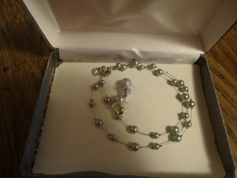 lot 8087 image: Necklace with matching earrings.