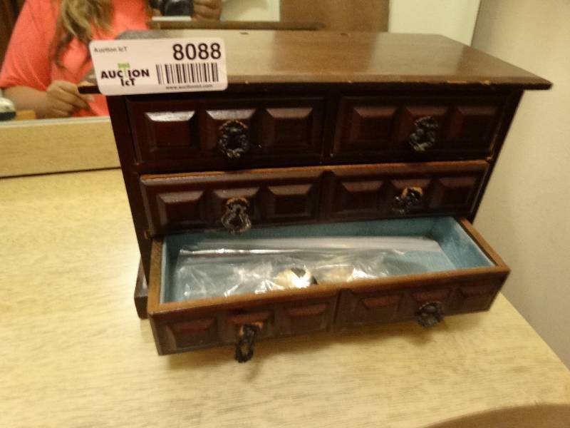 lot 8088 image: Jewelry box with costume jewelry.