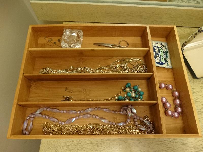 lot 8089 image: Tray with costume jewelry.