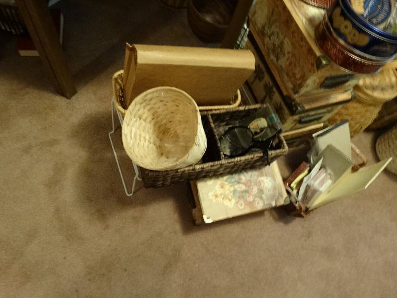 lot 8090 image: Large lot of baskets, tins and purses.