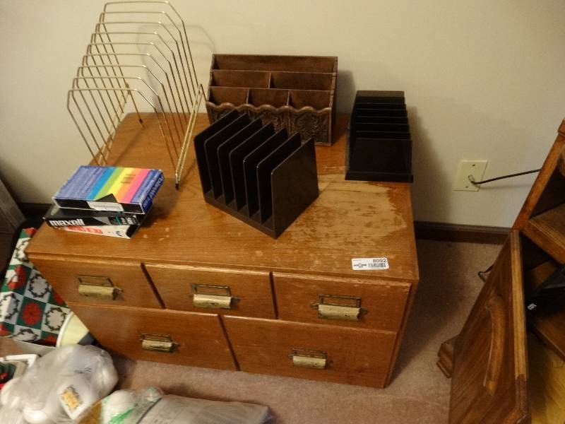 lot 8092 image: 5 Drawer cabinet with contents.