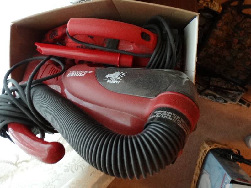 lot 8095 image: 2 Hand held vacuums.
