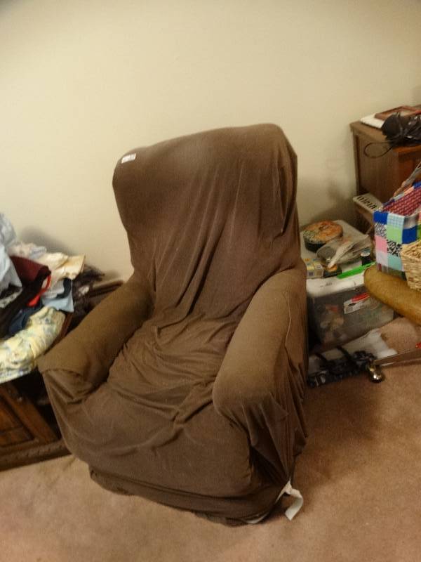 lot 8100 image: Recliner chair.