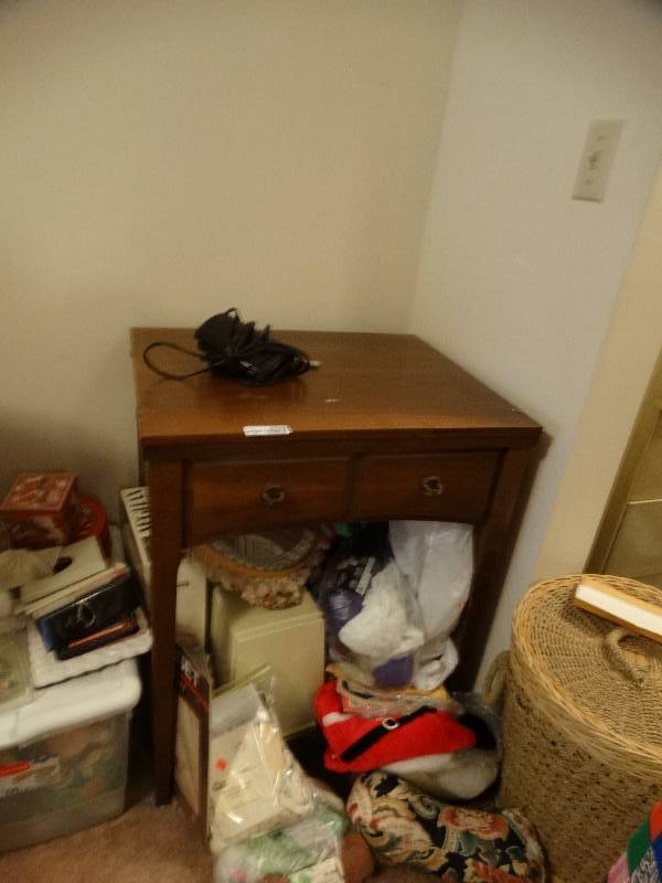 lot 8102 image: Sewing cabinet with no sewing machine.