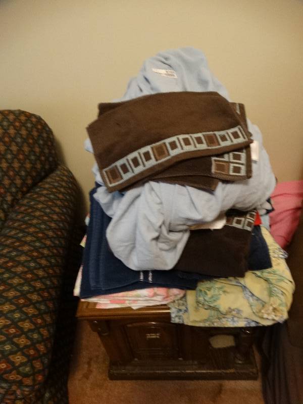 lot 8103 image: Lot of sheets and towels.