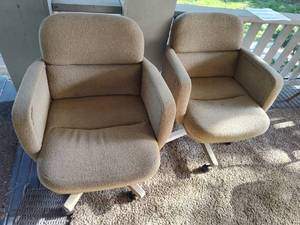 lot 228 image: (2) Office chairs.