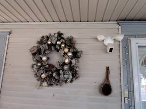 lot 231 image: Christmas wreath and wall decor.