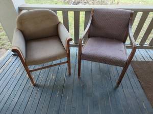 lot 234 image: (2) Patio chairs.