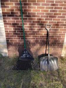 lot 237 image: Rake and snow shovel.