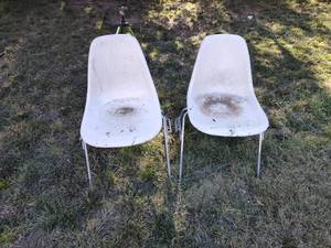 lot 242 image: (2) Plastic chairs.
