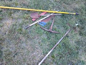 lot 263 image: Garden tools.