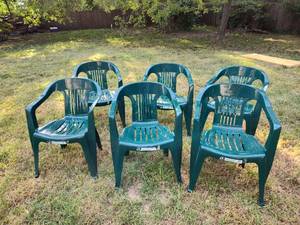 lot 267 image: (6) Plastic green outdoor chairs.