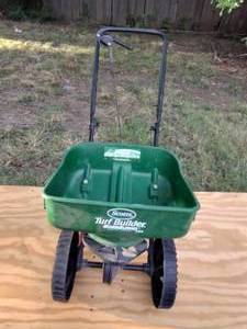 lot 274 image: Scotts Turf builder edgeguard seeder.