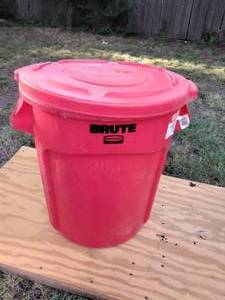 lot 276 image: Brute Rubbermaid trash can with lid.