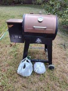 lot 294 image: Pit boss pellet grill.