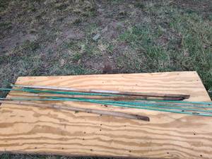 lot 303 image: Miracle Grow Plant Stakes.