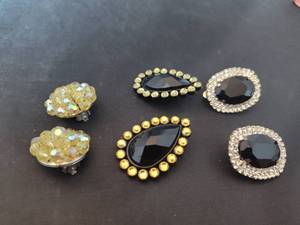 lot 318 image: (3) Pairs of clip on earrings.