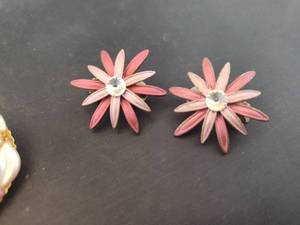lot 319 image: (3) Pairs of clip on earrings.
