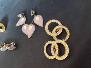 lot 320 image: (4) Pairs of clip on earrings.