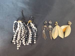 lot 322 image: (3) Pairs of earrings.