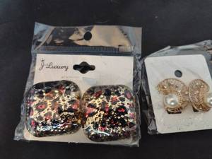 lot 323 image: (3) Pairs of brand new earrings.