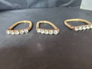 lot 324 image: (3) Bracelet.