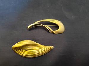 lot 327 image: (2) Leaf Pin Brooch.