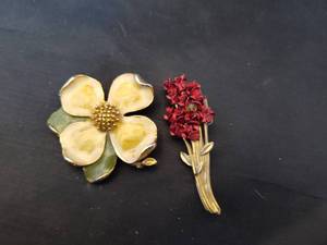 lot 329 image: Flower Pin and Boquet Pin.