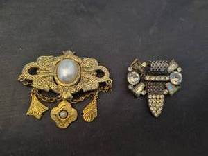 lot 330 image: (2) Brooches.