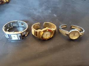 lot 475 image: (3) Quartz Watch.