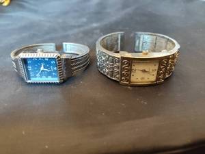 lot 476 image: (2) Quartz.