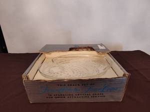 lot 339 image: Federal Glass Snack Set.