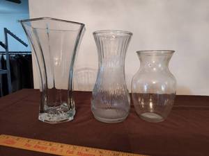 lot 373 image: (3) Vases.
