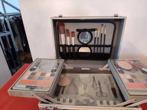 lot 398 image: Make-up Set.