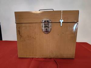 lot 401 image: Lock Box with Key.