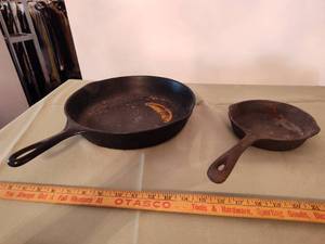 lot 515 image: (2) Sidney Cast Iron Skillets.