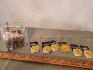 lot 524 image: Duracell Watch Batteries.
