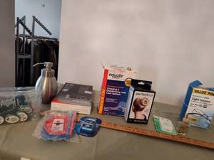 lot 525 image: Perfect Bun, Lens Wipes, and more.