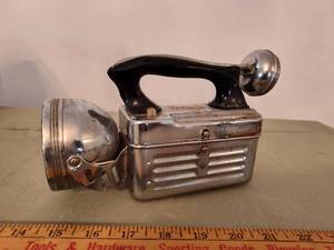 lot 534 image: Vintage Ash Flash Light.