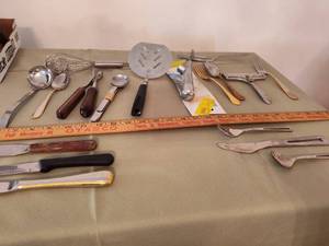 lot 537 image: Kitchen Utensils.
