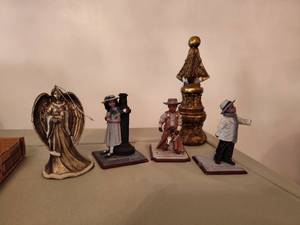 lot 547 image: Soul Kids Figurines.