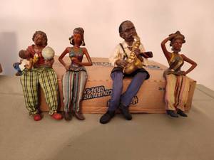 lot 548 image: (4) Figurines.