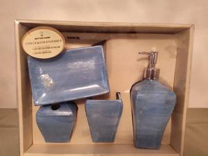 lot 587 image: Better Home Bath Set.