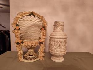 lot 600 image: Vintage Vase and Chair Decor.