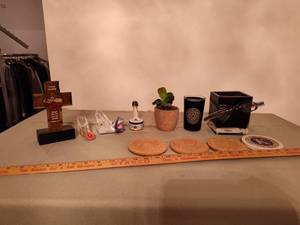 lot 619 image: Assorted Home Decor.