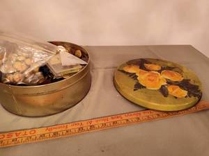 lot 628 image: Assorted Buttons and Thread.