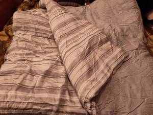 lot 672 image: King Sized Nautica Comforter.