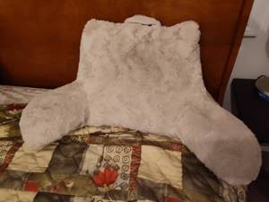 lot 674 image: Pillow.