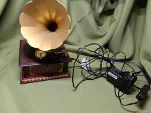 lot 692 image: Phonograph.